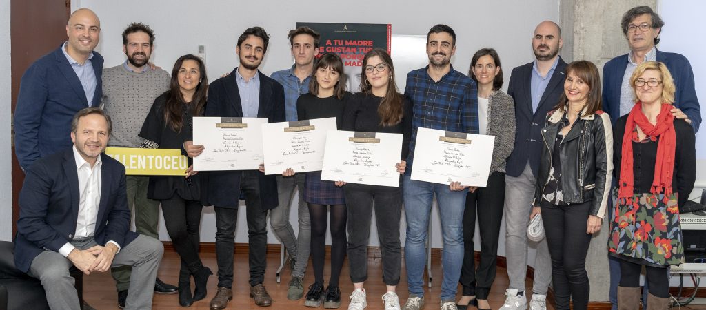 El equipo del CEU junto a los mimebros de la Academia de la Publicidad y de Toyota